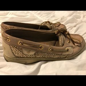 Sperry’s with gold detail